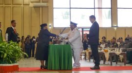 Pj Gubernur Papua Tengah, Ribka Haluk menyerahkan SK Mendagri tentang Pengaktifan Bupati Mimika kepada Eltinus Omaleng. (Foto: Galeri Papua/Endy Langobelen)