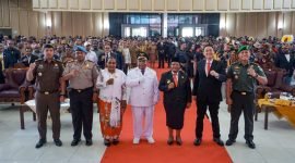 Foto bersama acara pengaktifan kembali Bupati Mimika dan pemberhentian Penjabat Bupati Mimika yang digelar di Gedung Eme Neme Yauware, Senin (4/8/2023). (Foto: Galeri Papua/Endy Langobelen)
