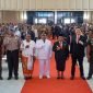 Foto bersama acara pengaktifan kembali Bupati Mimika dan pemberhentian Penjabat Bupati Mimika yang digelar di Gedung Eme Neme Yauware, Senin (4/8/2023). (Foto: Galeri Papua/Endy Langobelen)
