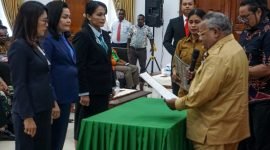 Tiga srikandi saat diambil sumpah dan jabatannya oleh Bupati Mimika, Eltinus Omaleng. (Foto: Galeri Papua/Jefri Manehat)