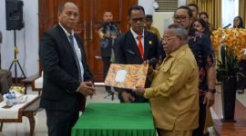 Bupati Mimika, Eltinus Omaleng, serahkan SK pengangkatan Robert Mayaut sebagai Plt Sekda Mimika. (Foto: Galeri Papua/Jefri Manehat)