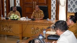 Bupati Mimika, Eltinus Omaleng, didampingi Plt Sekretaris Daerah Mimika, Robert Mayaut, saat memimpin monitoring dan evaluasi di Pendopo Rumah Bupati, Jalan Poros SP 3, Timika, Papua Tengah, Selasa (5/9/2023). (Foto: Istimewa)