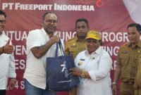 Direktur & EVP Sustainable Development PTFI, Claus Wamafma menyerahkan secara simbolis 3.000 paket bantuan penurunan stunting kepada Pj Gubernur Papua Tengah, Dr. Ribka Haluk, Senin (04/09/2023). (Foto: Istimewa/Corporate Communications PTFI)