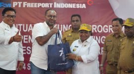 Direktur & EVP Sustainable Development PTFI, Claus Wamafma menyerahkan secara simbolis 3.000 paket bantuan penurunan stunting kepada Pj Gubernur Papua Tengah, Dr. Ribka Haluk, Senin (04/09/2023). (Foto: Istimewa/Corporate Communications PTFI) 