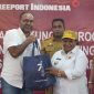 Direktur & EVP Sustainable Development PTFI, Claus Wamafma menyerahkan secara simbolis 3.000 paket bantuan penurunan stunting kepada Pj Gubernur Papua Tengah, Dr. Ribka Haluk, Senin (04/09/2023). (Foto: Istimewa/Corporate Communications PTFI) 