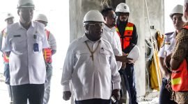 Bupati Mimika, Eltinus Omaleng, beserta beberapa pimpinan OPD meninjau pembangunan Kantor Dinas Perhubungan di Jalan C. Heatubun, Timika, Papua Tengah, Rabu (6/9/0/2023). (Foto: Galeri Papua/Endy Langobelen)