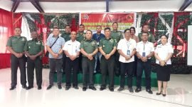 Foto bersama Kasdim 1710/Mimika, Mayor Inf Abdul Munir, didampingi Kabagminfo Sdirpit PD. Pusterad, Letkol inf Sudiman Purba, bersama awak media dan Humas Pemda Mimika. (Foto: Galeri Papua/Jefri Manehat)