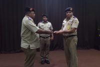 Peneyerahan memori sertijab oleh Kepala Kantor Pertanahan Mimika yang lama, Pieter Thontje Waromi, S.ST. (kanan), kepada Kepala Kantor Pertanahan yang baru, Yosep Simon Done, S.SiT., M.Si (Kiri), disaksikan Kakanwil BPN Provinsi Papua, Roy Eduard Fabian Wayoi (Tengah). (Foto: Galeri Papua/Jefri Manehat)