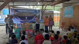 Kasatlantas Polres Mimika serahkan bantuan sosial kepada pembina panti asuhan Sta. Susana, SP2, Timika, Papua. (Foto: Galeri Papua/Jefri Manehat)