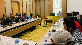 Bupati Mimika, Eltinus Omaleng, pimpin rapat bersama pengurus cabor di Mimika. (Foto: Galeri Papua/Jefri Manehat)