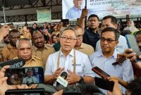 Menteri Perdagangan, Zulkifli Hasan, saat diwawancarai awak media di sela-sela kunjungannya di Pasar Sentral, Timika, Papua Tengah, Senin (19/9/2023). (Foto: Galeri Papua/Endy Langobelen)