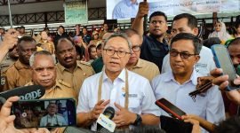 Menteri Perdagangan, Zulkifli Hasan, saat diwawancarai awak media di sela-sela kunjungannya di Pasar Sentral, Timika, Papua Tengah, Senin (19/9/2023). (Foto: Galeri Papua/Endy Langobelen)