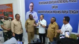 Menteri Perdagangan, Zulkifli Hasan, menyambangi posko bantuan Kabupaten Puncak dan menyerahkan bantuan secara simbolis kepada Bupati Puncak, Willem Wandik. (Foto: Galeri Papua/Endy Langobelen)