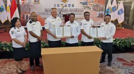 Foto bersama usai penandatangan kesepakatan Asosiasi Gubernur se-Tanah Papua, Kamis (21/9/2023) di Timika, Papua Tengah. (Foto: Galeri Papua/Endy Langobelen) 