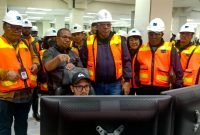 : Pj Gubernur Papua Barat, Paulus Waterpauw bersama rombongan saat melihat langsung sistem operasional PT Freeport Indonesia di Tembagapura, Mimika, Papua Tengah, Kamis (21/9/2023). (Foto: Istimewa/Humas Pemprov Papua Barat)