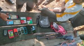 Anggota KST Papua Barat, Marthen Iba, beserta barang bukti yang diamankan personel TNI. (Foto: Istimewa/Penkogabwilhan III)