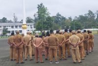 aat memimpin apel pagi di halaman Kantor Pusat Pemerintahan, SP3, Timika, Papua Timika, Senin (25/9/2023). (Foto: Galeri Papua/Jefri Manehat)