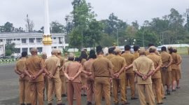 aat memimpin apel pagi di halaman Kantor Pusat Pemerintahan, SP3, Timika, Papua Timika, Senin (25/9/2023). (Foto: Galeri Papua/Jefri Manehat)