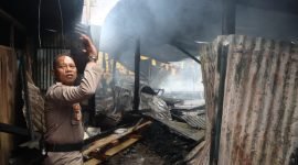 Tampak sejumlah rumah ludes terbakar di Kampung Warari, Distrik Yapen Selatan, Kabupaten Kepulauan Yapen, Provinsi Papua, Senin (25/9/2023) pagi. (Foto: Istimewa/Humas Polda papua)