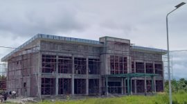 Gedung Kantor Polsek Bandara Mozes Kilangin, Timika, Papua Tengah, yang sedang dalam proses pembangunan. (Foto: Galeri Papua/Jefri Manehat)