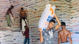 Tampak stok beras di gudang Bulog Timika, Papua Tengah, Selasa (26/9/2023). (Foto: Galeri Papua/Endy Langobelen)