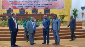 Bupati Mimika, Eltinus Omaleng, menyerahkan materi KUA-PPAS APBD Perubahan 2023 kepada Ketua DPRD Mimika, Anton Bukaleng, dalam rapat Paripurna I masa sidang III DPRD Mimika, Jumat (29/9/2023). (Foto: Galeri Papua/Endy Langobelen)