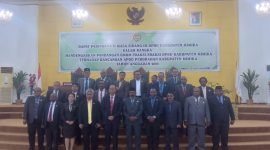 Foto bersama pimpinan rapat dan seluruh fraksi setelah penyampaian pandangan umum terhadap RAPBD Perubahan Kabupaten Mimika. (Foto: Galeri Papua/Jefri Manehat)
