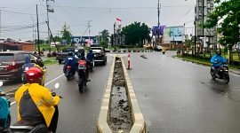 Tampak median jalan di Jalan Budi Utomo yang dinilai oleh Eltinus Omaleng tidak bermanfaat dan hanya menimbulkan kemacetan. (Foto: Galeri Papua/Jefri Manehat)
