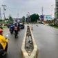 Tampak median jalan di Jalan Budi Utomo yang dinilai oleh Eltinus Omaleng tidak bermanfaat dan hanya menimbulkan kemacetan. (Foto: Galeri Papua/Jefri Manehat)
