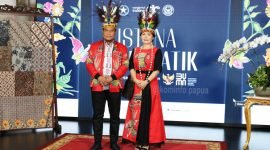 Pj Gubernur Papua, Ridwan Rumasukun, saat tampil mengenakan batik Papua dalam Parade Istana Berbatik di Istana Negara, Jakarta. (Foto: Istimewa/Humas Pemprov Papua)