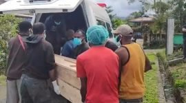 Jenazah lima anggota KKB hendak dibawa ke Pekuburan Umum Kampung Okpol, Distrik Oksibil, Pegunungan Bintang, Papua Pegunungan. (Foto: Istimewa/Satgas Humas Damai Cartenz 2023)