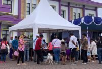 Warga Mimika saat membawa hewan peliharaan untuk divaksin rabies. (Foto: Galeri Papua/Jefri Manehat)