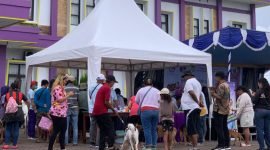 Warga Mimika saat membawa hewan peliharaan untuk divaksin rabies. (Foto: Galeri Papua/Jefri Manehat)
