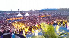 Ribuan warga Mimika saat didoakan Pdt. Gilbert Lumoindong dalam puncak perayaan HUT ke-27 Kabupaten Mimika. (Foto: Galeri Papua/Jefri Manehat)
