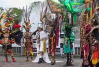 Pertunjukan dari defile superstar dalam kegiatan jumpa pers Mimika Dance Carnival di Alun-alun Kuala Kencana, Timika, Papua Tengah. (Foto: Galeri Papua/Endy Langobelen)