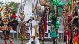 Pertunjukan dari defile superstar dalam kegiatan jumpa pers Mimika Dance Carnival di Alun-alun Kuala Kencana, Timika, Papua Tengah. (Foto: Galeri Papua/Endy Langobelen)