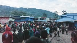 Masyarakat Tolikara tidak Terima personel Brimob bubarkan judi. (Foto: Istimewa/Humas Polda Papua)