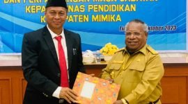 Bupati Mimika, Eltinus Omaleng, menyerahkan SK Pj Sekda Mimika kepada Dominggus Robert Mayaut. (Foto: Istimewa/Evan Soenari)