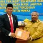 Bupati Mimika, Eltinus Omaleng, menyerahkan SK Pj Sekda Mimika kepada Dominggus Robert Mayaut. (Foto: Istimewa/Evan Soenari)