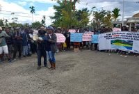 Masyarakat adat menggelar aksi penolakan wacana pembangunan tambang Migas di Distrik Agimuga, Kabupaten Mimika, Papua Tengah. Aksi penolakan berlangsung di Kantor DPRD Mimika, Jalan Cenderawasih, Timika, Senin (30/10/2023). (Foto: Istimewa/Febri)