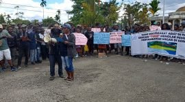 Masyarakat adat menggelar aksi penolakan wacana pembangunan tambang Migas di Distrik Agimuga, Kabupaten Mimika, Papua Tengah. Aksi penolakan berlangsung di Kantor DPRD Mimika, Jalan Cenderawasih, Timika, Senin (30/10/2023). (Foto: Istimewa/Febri)