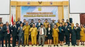 Foto bersama Bupati Mimika, Eltinus Omaleng, dengan Plt Sekda Mimika, Robert Mayaut, dan sejumlah pejabat yang dilantik. (Foto: Galeri Papua/Jefri Manehat)
