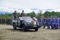 Komandan Brigif Raider 20/Ima Jaya Keramo, Letkol Inf Raden Yoga Raharja, selaku inspektur upacara mengecek pasukan dalam upacara memperingati HUT TNI ke-78 di Timika, Papua Tengah, Kamis (5/10/2023). (Foto: Galeri Papua/Endy Langobelen)