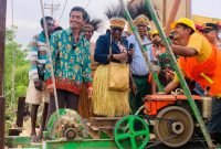 Asisten III Bidang Administrasi Umum Sekretaris Daerah Provinsi Papua Tengah, Elisabeth Senawatin didampingi Kepala Dinas Pekerjaan Umum dan Perumahan Rakyat Papua Tengah disambut masyarakat. (Foto: Istimewa)