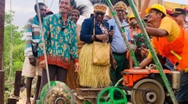 Asisten III Bidang Administrasi Umum Sekretaris Daerah Provinsi Papua Tengah, Elisabeth Senawatin didampingi Kepala Dinas Pekerjaan Umum dan Perumahan Rakyat Papua Tengah disambut masyarakat. (Foto: Istimewa)