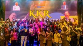 Foto bersama Pdt. Gilbert Lumoindong dengan Bupati Mimika, Eltinus Omaleng, beserta Forkopimda pada puncak perayaan HUT ke-27 Mimika. (Foto: Galeri Papua/Jefri Manehat)