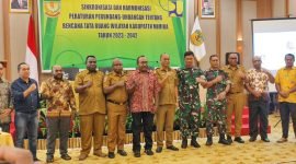 Foto bersama kegiatan sinkronisasi rancangan Perda Tata Ruang Mimika tahun 2023-2042 di Hotel Swizz Belin, Timika, Papua Tengah.  (Foto: Galeri Papua/Endy Langobelen)