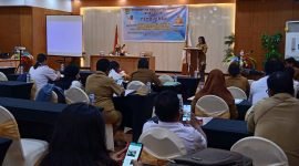 Asisten III Bidang Administrasi Umum Setda Mimika, Hendritte Tandiono, saat membawakan sambutan sekaligus membuka kegiatan sosialisasi Cek Bansos dan Penyegaran SIKS-NG. (Foto: Galeri Papua/Endy Langobelen)