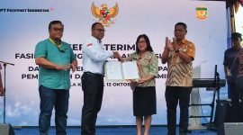 Penyerahan dokumen pengelolaan air bersih oleh Director & EVP Sustainable Development PTFI, Claus Wamafma, kepada Assisten III Bidang Administrasi Umum Sekretariat Daerah Mimika, Hendritte W. Tandiono. (Foto: Galeri Papua/Endy Langobelen)
