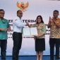 Penyerahan dokumen pengelolaan air bersih oleh Director & EVP Sustainable Development PTFI, Claus Wamafma, kepada Assisten III Bidang Administrasi Umum Sekretariat Daerah Mimika, Hendritte W. Tandiono. (Foto: Galeri Papua/Endy Langobelen)